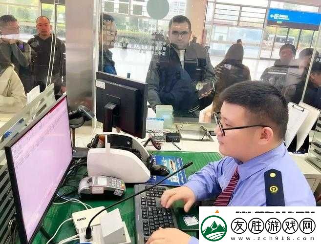 售票員手持小物件認(rèn)真細(xì)致查票工作日常